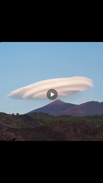 Bartosz Wojczyński captured a breathtaking time-lapse of a lenticular cloud...