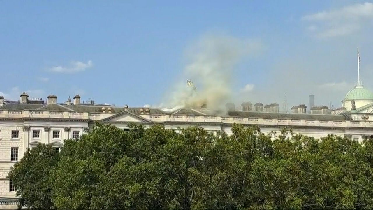 Un centenar de bomberos combaten un incendio en un histórico edificio de Londres | AFP