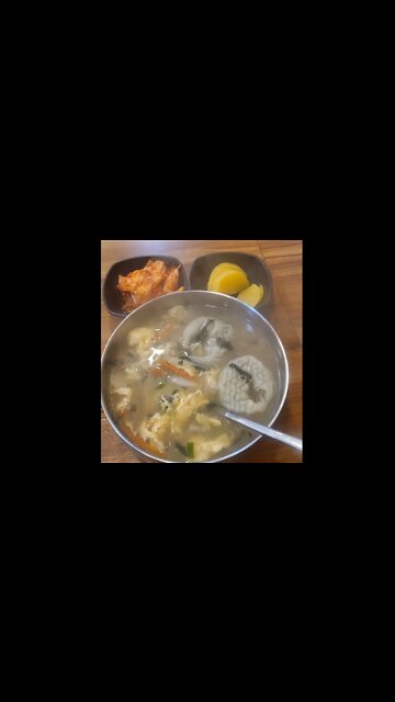 #food #cooking #cook (Tteok-mandu-guk) Rice cake with dumpling soup Korean style
