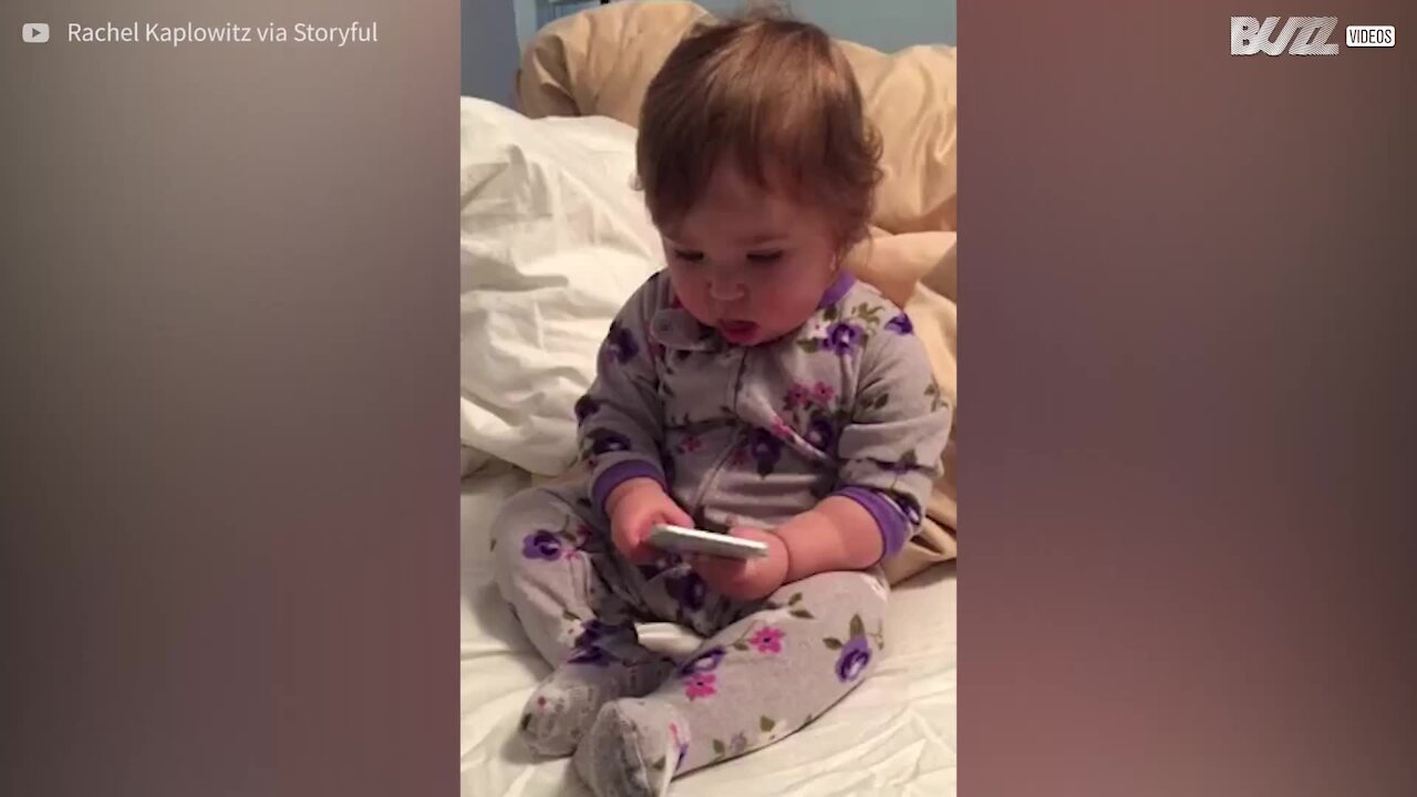 Bebè imita la madre durante una telefonata d'affari
