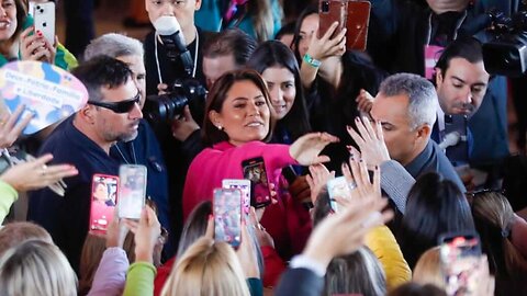 Veja o vídeo: Michelle Bolsonaro leva multidão ao evento do PL em Florianópolis!