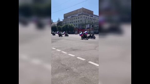 Hundreds of vehicles took part in a rally on the eve of the Day of Russia in Lugansk