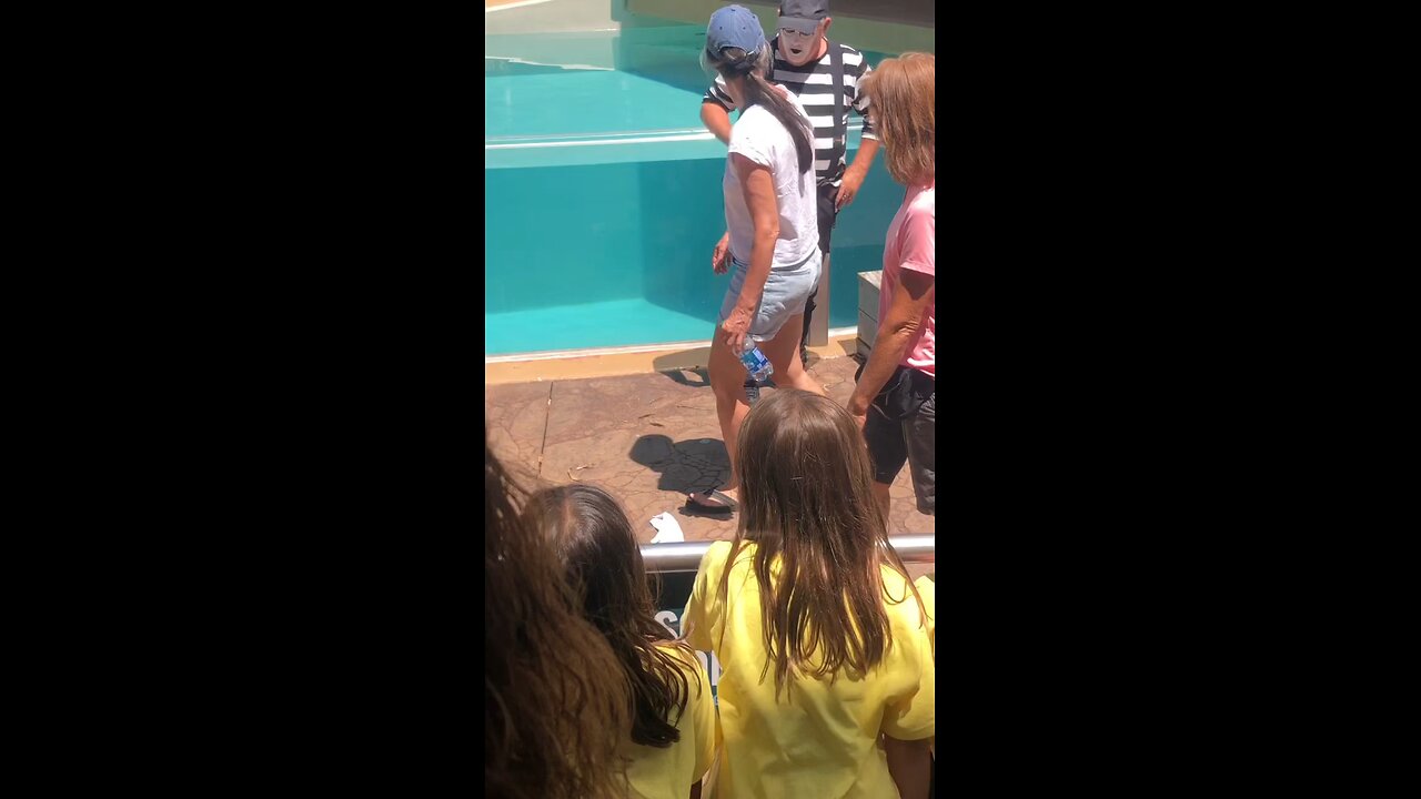 I dropped my gloves prank | Tom the Seaworld Mime | Seaworld Orlando