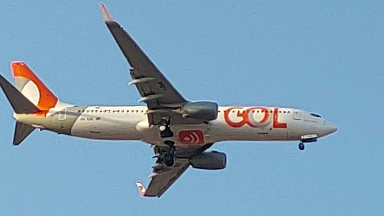 Airbus A319 PR-MBU coming from São Paulo and Boeing 737-800 PR-GUL from Salvador to Fortaleza