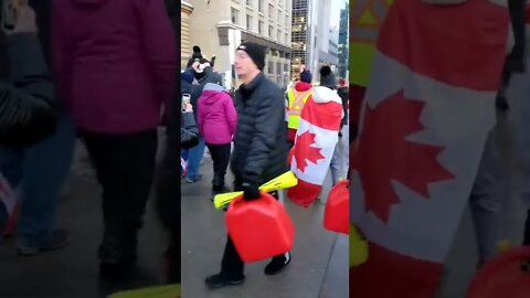 GOVT BANS GAS ⛽️ CANS - LOOK 👀 WHAT HAPPENS 🇨🇦 TRUCKER CONVOY