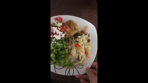 Fresh salad 🥗 with rice 🍚 and white meat 🤙🤤