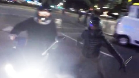 SHOCKING MOMENT ARMED THIEVES ATTACK LONDON MOTORCYCLIST