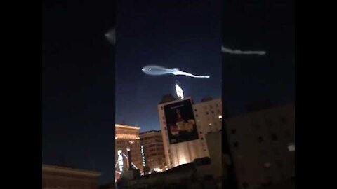 L A Goes Bonkers Over Breathtaking 'UFO' Lighting Up The Sky