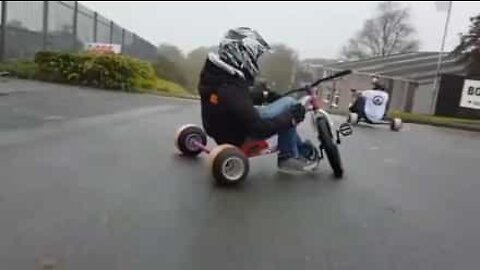 Coraggiosi fanno Drift Triking per le strade inglesi