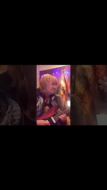 Tearing Up The Guitar- Cari Dell- female lead guitarist from Austin Texas 👀😍