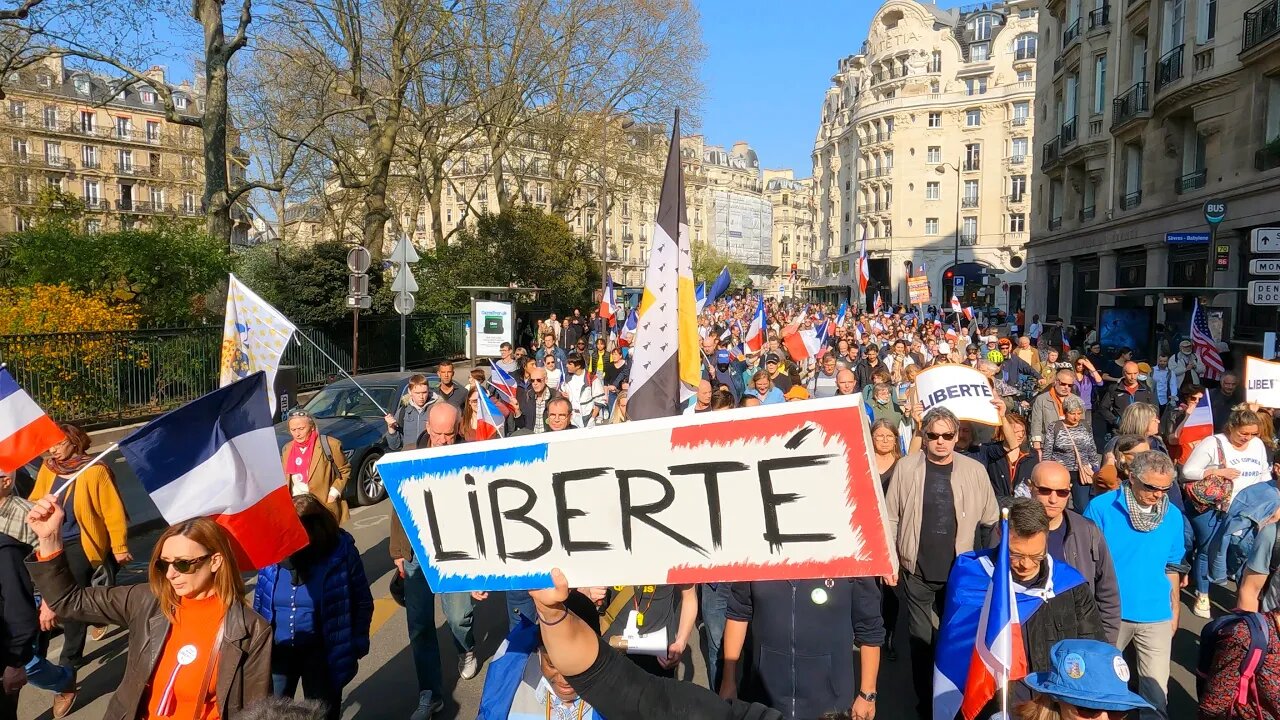 Manifestation contre le pass Vaccinal place du Place du Palais Royal à Paris le 26/03/2022 - Vidéo 7