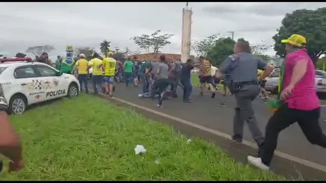 motorista atropela manifestantes. não acredito mais no Brasil. Ass.ninguem.