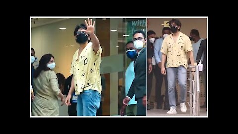 Kartik Aaryan Snapped At COVID-19 Vaccination Centre