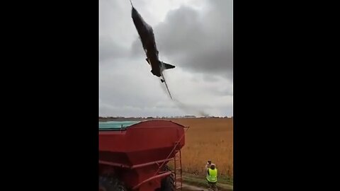 Ukrainian farmers filmed a close flyby of an Ukrainian Su-24MR at a low altitude