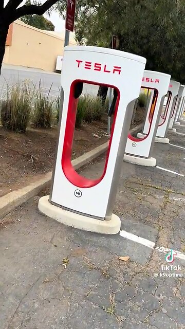 Tesla Supercharger station in Bay Area hit by thieves with every charging cable cut
