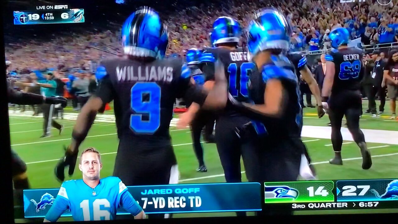 Lions QB #16 Jared Goff catches a TD pass 🏈