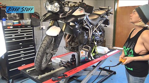 Changing the Tiger 800 oil and filter