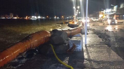 Maré alta causa estragos na barra de Imbé/RS