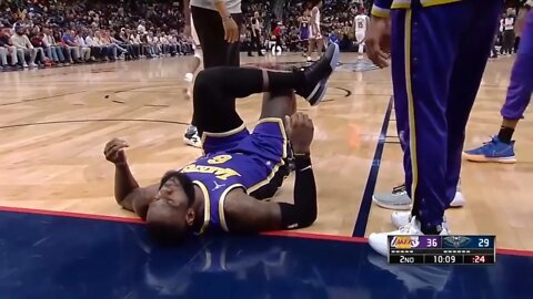 LeBron James Shakes His Head As No Lakers Teammates Help Him While Scary Ankle Injury !