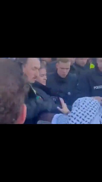 🚨Police officer PUNCHES female Palestinian activist in the face after She was attacking people.