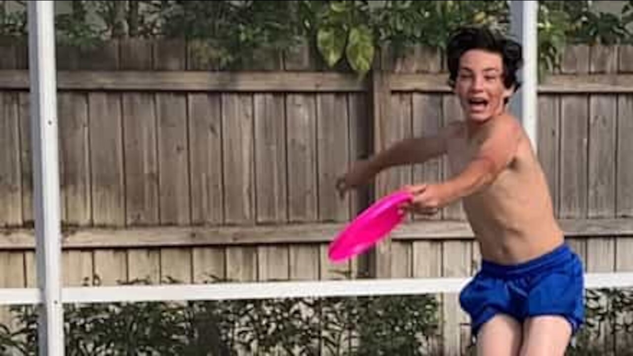 Son fils lui envoie un frisbee en pleine tête !