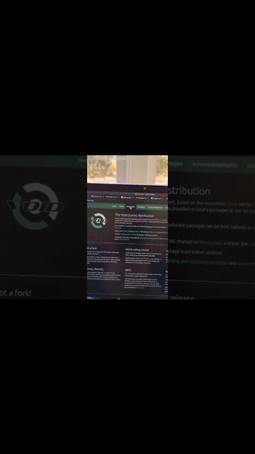 Downloading Void Linux | Linux Saloon #shorts