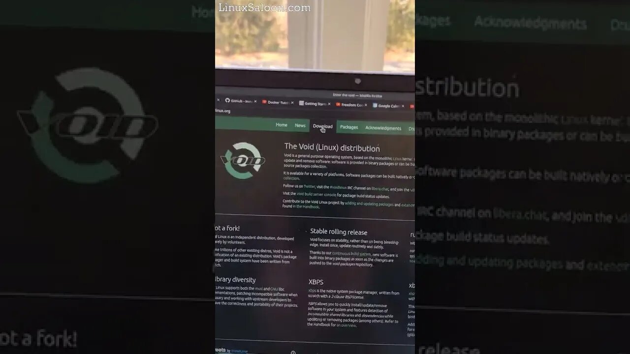 Downloading Void Linux | Linux Saloon #shorts