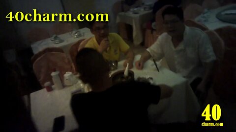 走在城市的街 道上，發現有人吃飯真是太驚喜了