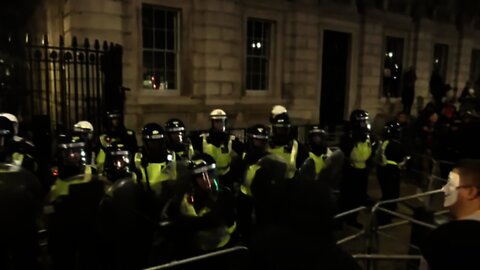 POLICE ATTEMPT ARREST A MAN OUT SIDE DOWNING STREET 18 DEC 2021 #worldwidefreedomrally