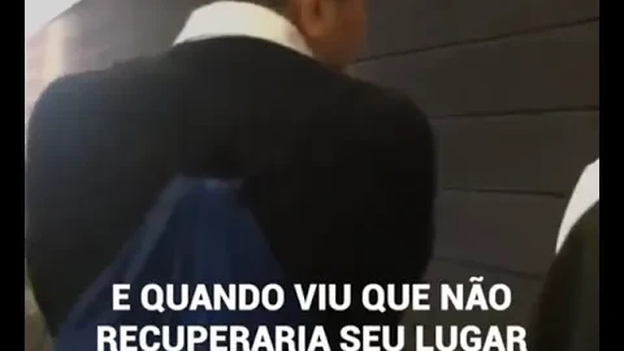 MULHER INSULTA JOVENZINHO POR OCUPAR SEU LUGAR NA FILA