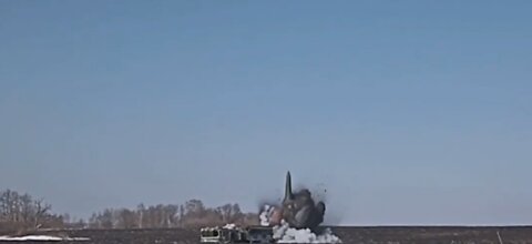 The struggle during the launch of the Russian Iskander unit in the mud area