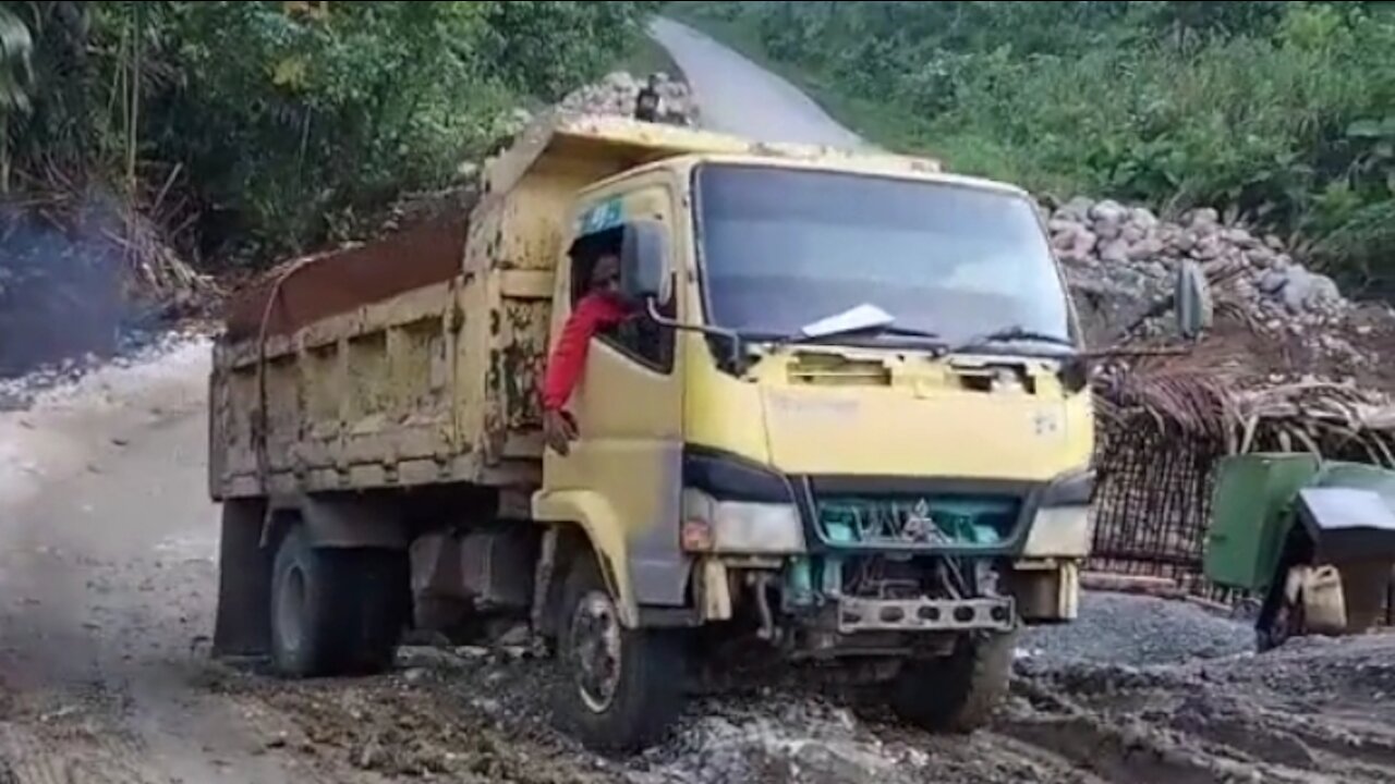 Truck Canter Gagal Menanjak