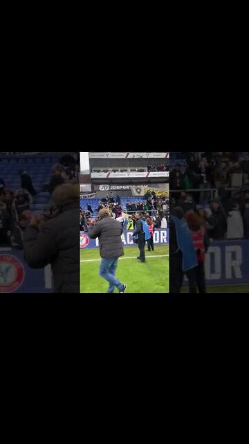 John Textor cumprimentando torcedores do Botafogo na Inglaterra