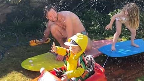 Cette famille australienne retrouve les joies du surf... sur l'herbe