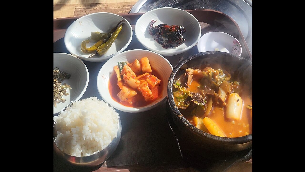 Ttalo-gookbob(boiled rice and soup served separately: Boiled rice and soup served in separate bowls)따로국밥