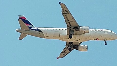 A320 PR-MHG coming from Recife,A321 PT-MXI from Brasília,A321 PT-MXE from Salvador to Fortaleza