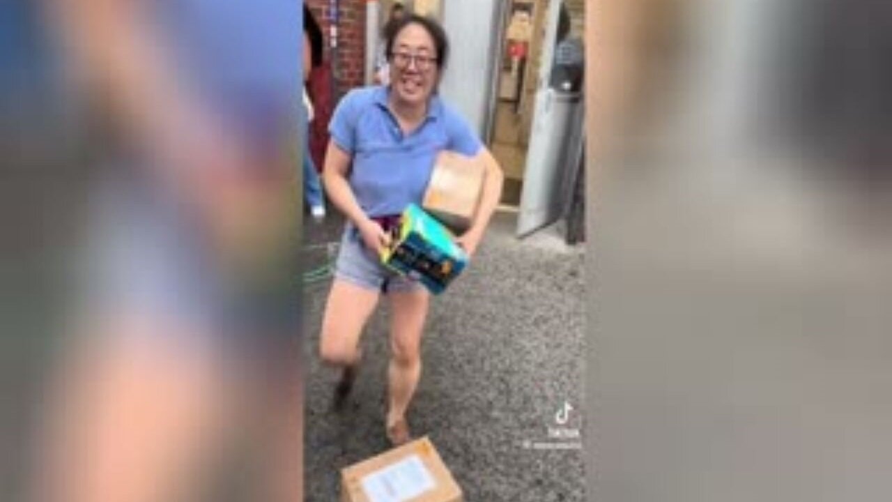 She Came One Minute Before UPS Closed And Threw A Fit When They Package-Blocked Her