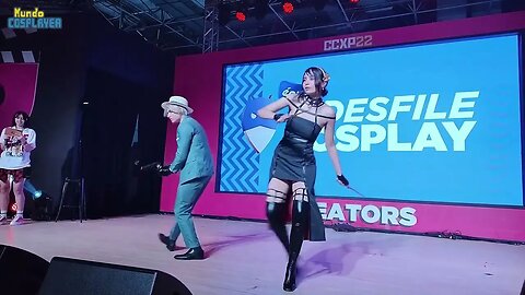 Cosplayers de Yor e Loid de Spy × Family fazem entrada no estilo do anime durante Desfile da CCXP 22