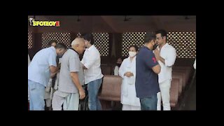 Sharman Joshi, Manasi Joshi, Veteran Actor Prem Chopra at Arvind Joshi's Funeral | SpotboyE