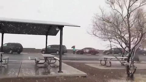 Snow in Las Vegas via @WeathaMan1234 (Twitter