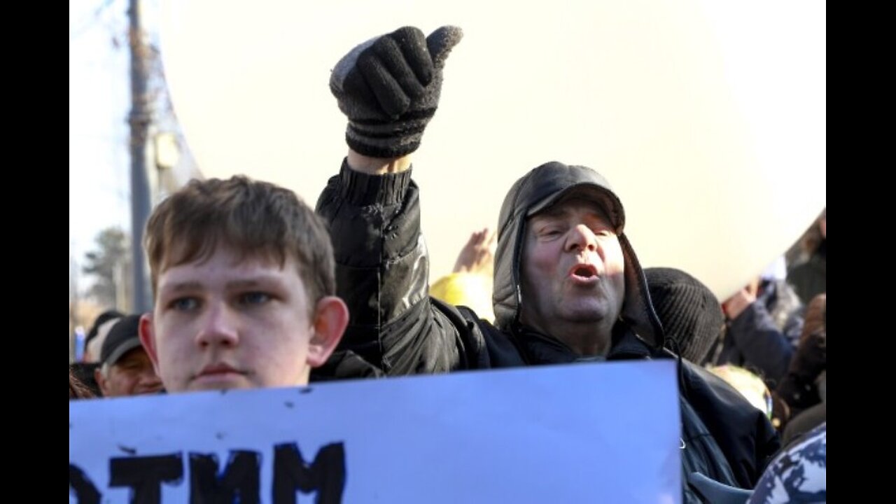 Citizens of Moldova Hit the Streets to Sing Russian Patriotic War Songs!