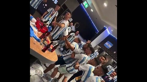 Emiliano Martinez pedindo um minuto de silêncio por Kylian Mbappé na comemoração da Argentina - Copa