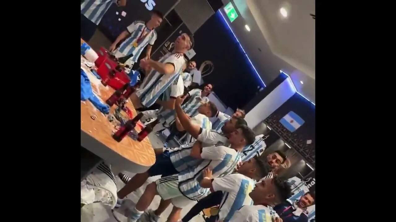 Emiliano Martinez pedindo um minuto de silêncio por Kylian Mbappé na comemoração da Argentina - Copa