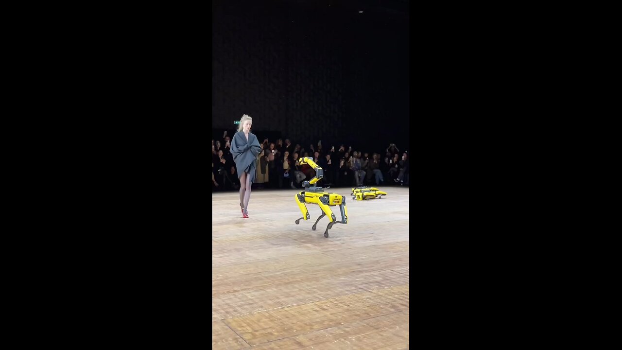 Coperni creating another viral moment #FW23 #fashionweek #parisfashionweek #fashiontrend2023