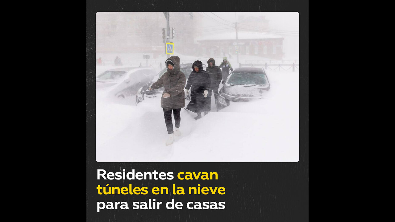 Residentes cavan túneles en la nieve para salir de sus casas en una ciudad rusa