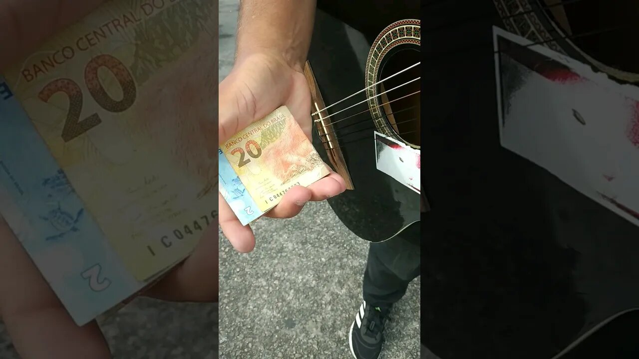 110 reais tocando violão no farol (semáforo) !