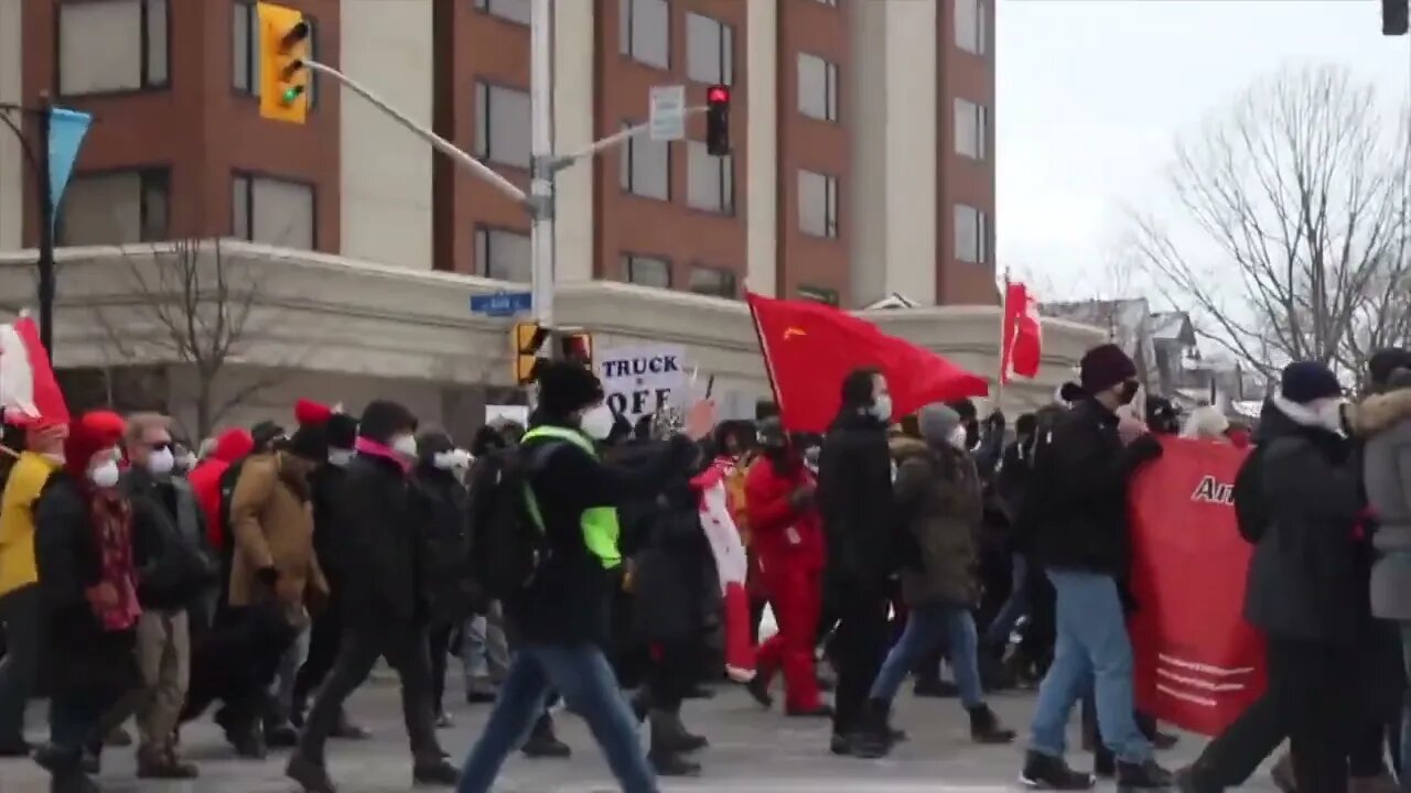 COUNTER PROTESTORS BLOCKING 🇨🇦FREEDOMCONVOY 2022🇨🇦 *LOTS OF PEOPLE*