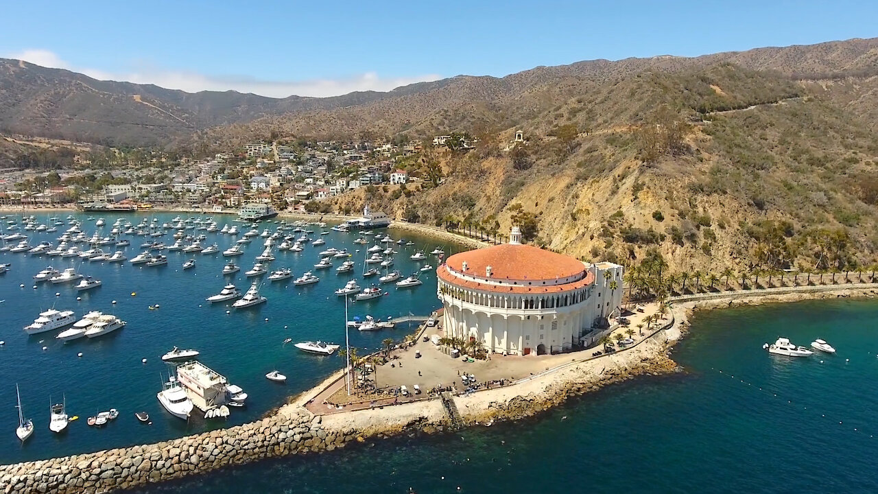 beautiful drone images - Iates e o Sta. Catalina Island Casino