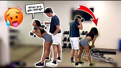 RUBBIŃG MY "Brick" ON MY BEST-FRIEND TO SEE HOW SHE REACTS😱 *Gym Edition*