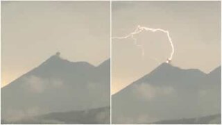 Fulmine colpisce vulcano durante un'eruzione in Guatemala